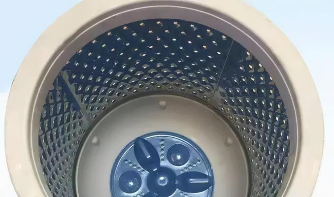 如何使用简易手动洗衣机洗衣服（简单操作）