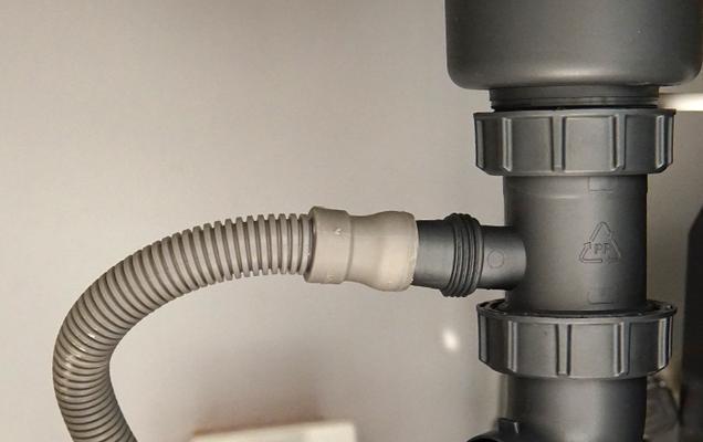 洗碗机软水管固定方法（简单易行的软水管固定技巧）
