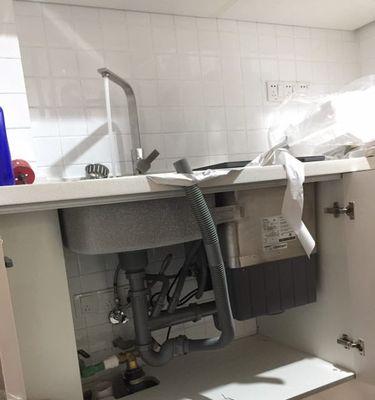 洗碗机软水管固定方法（简单易行的软水管固定技巧）