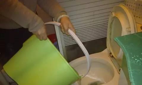 马桶堵了，轻松自己疏通的窍门（从海尔马桶堵了如何自己疏通到底）