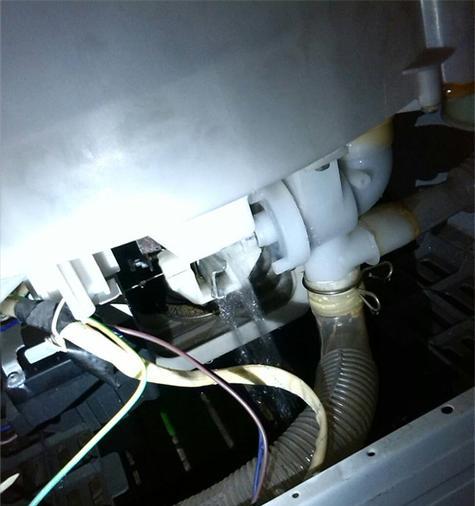 洗衣机泵盖漏水的维修方法（解决洗衣机泵盖漏水问题的简易教程）