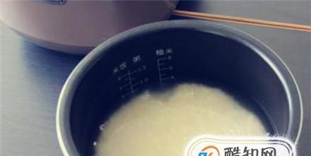 电饭煲做的米饭硬了怎么办（解决米饭硬的问题）