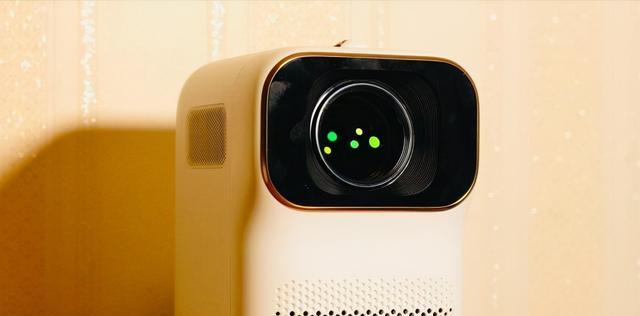如何解决投影仪镜头出现绿点问题（快速处理投影仪镜头出现绿点的有效方法）