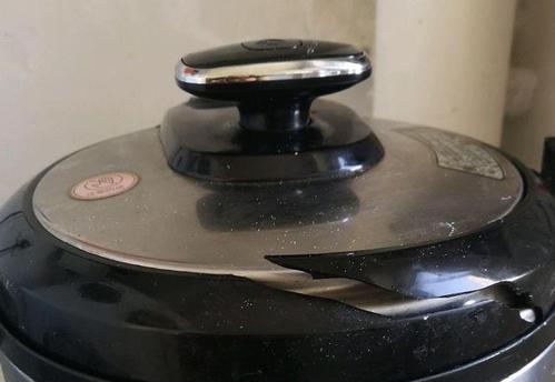 电饭煲锅底烂了个洞怎么修（快速修复电饭煲锅底烂洞的方法与技巧）