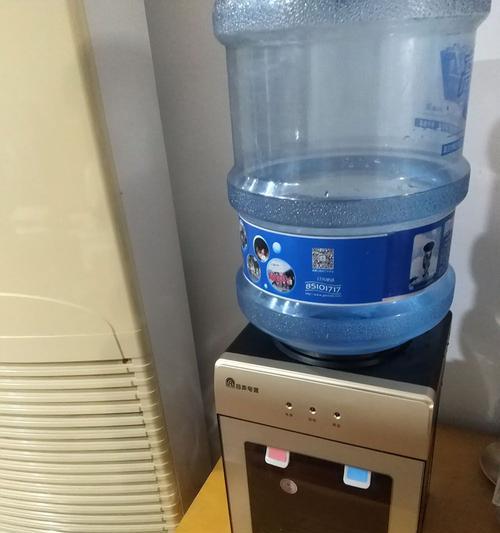 饮水机玻璃爆炸现象解析（玻璃爆炸的原因及预防方法）