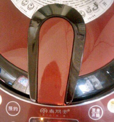 如何处理电压力锅漏气问题（电压力锅漏气原因及解决方法）