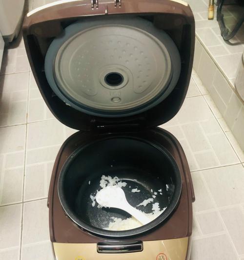电锅显示器出现水雾问题的处理方法（有效解决电锅显示器水雾问题的技巧和注意事项）