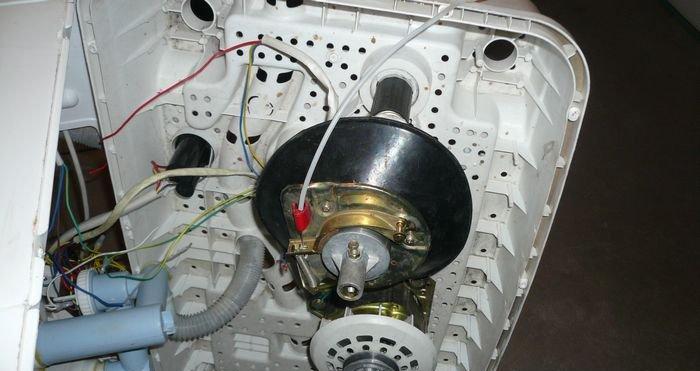 洗衣机泵盖漏水维修指南（解决洗衣机泵盖漏水问题的方法及技巧）