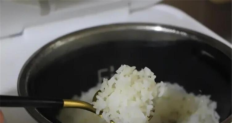 电饭煲煮出的硬米饭该如何处理（变软绵的小技巧帮你解决问题）