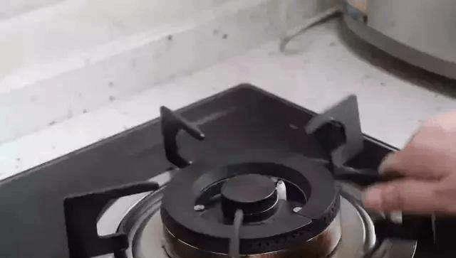 解决燃气灶不打火的方法（掌握关键步骤）