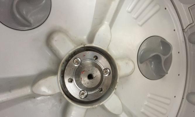 如何解决洗衣机开关无法复位的问题（解决洗衣机开关卡住的实用方法）