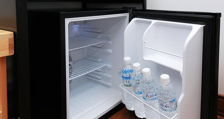 解决冰箱过量冰水的问题（如何合理利用冰箱空间管理冰水）