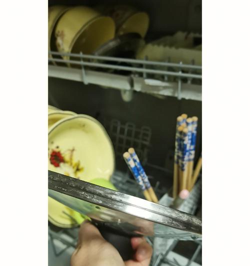 松下洗碗机排水方法与技巧（轻松解决餐具清洗难题）