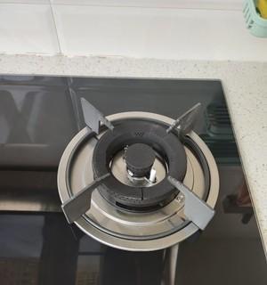 拆卸燃气灶的清洗方法（简单易学的清洗技巧帮您保持燃气灶的清洁）