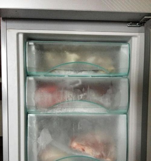 冰箱积水问题的原因及解决方法（解决冰箱积水问题的关键是保持良好的维护和注意细节）