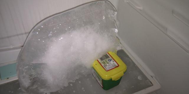 冰箱积水问题的原因及解决方法（解决冰箱积水问题的关键是保持良好的维护和注意细节）
