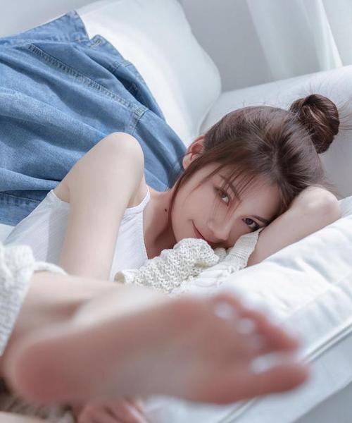 腰间放手机拍照姿势怎么摆？如何拍出自然好看的照片？