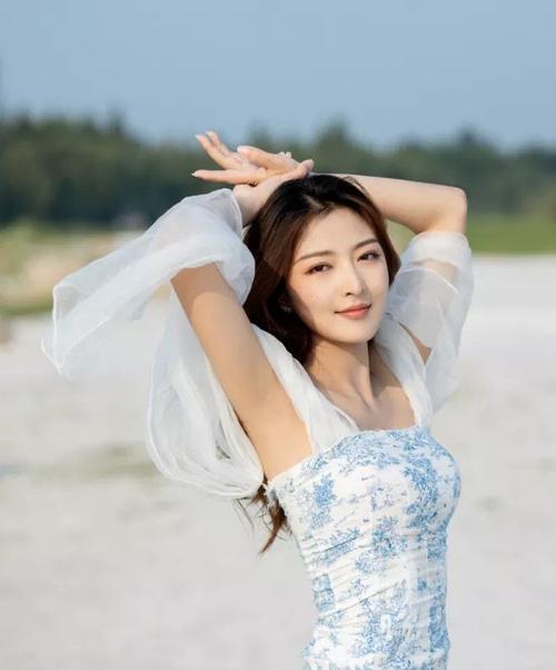 腰间放手机拍照姿势怎么摆？如何拍出自然好看的照片？