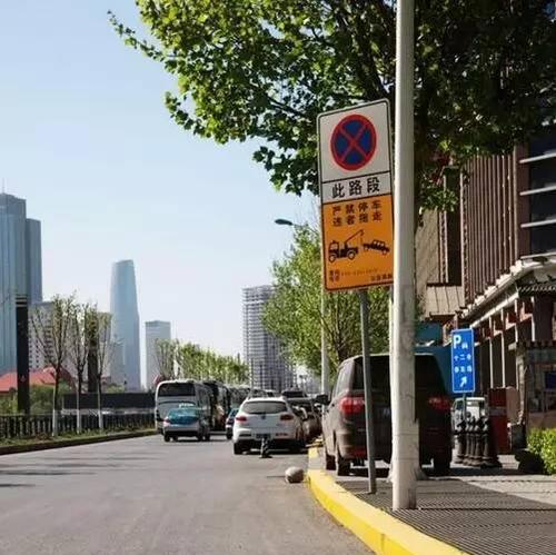 在路边放置手机拍照是否违法？遇到违法行为应如何举报？