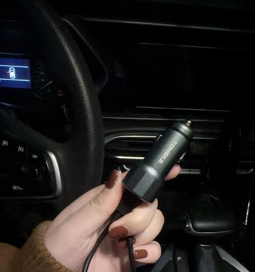 店铺中使用的手机充电器有何特别之处？